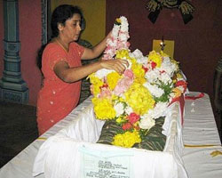 Prabhakaran wife Madhivadhani paying last respect to Selvi
