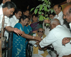 DMK cadres jubiliant as Karunanidhi turns 85 today