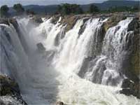 Tourists throng Hogenekkal Tourists throng Hogenekkal