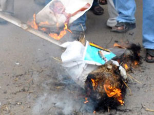 Vijayakanth's effigy burnt in Madurai Vijayakanth's effigy burnt in Madurai