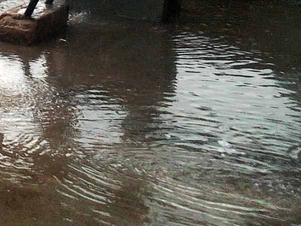 வீடுகளுக்குள் தண்ணீர் புகுந்தது