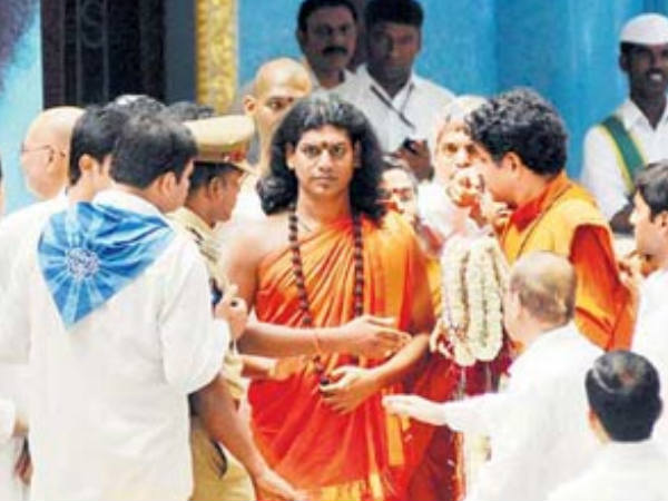 தேங்காய் உடைத்து சிறப்புக் கொண்டாட்டம்