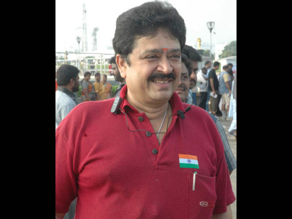 கலர் கலராக டிரஸ் போட்ட எஸ்.வி.சேகர்