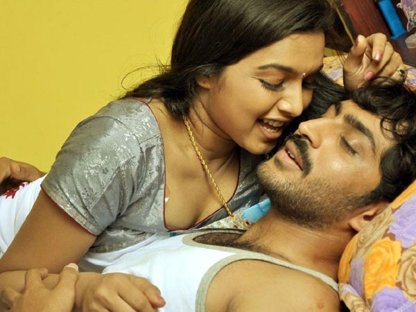 ஜன்னலுக்குப் பக்கத்தில் சின்ன ரோஜா.. ஜன்னலுக்குப் பக்கத்தில் சின்ன ரோஜா..