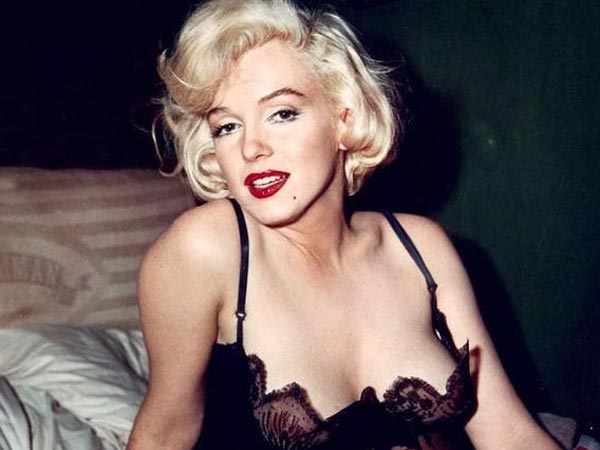 சிறப்பான க்ளீவேஜ் மன்றோவுக்குத்தான்