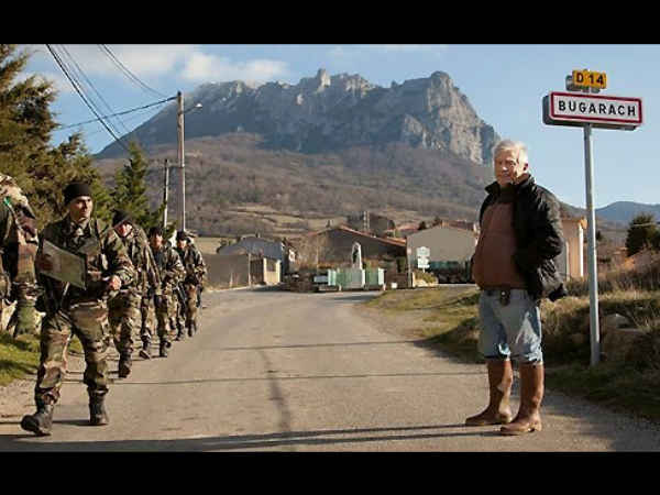 பாதுகாப்புப் படையினர் முற்றுகையில் கிராமம்...