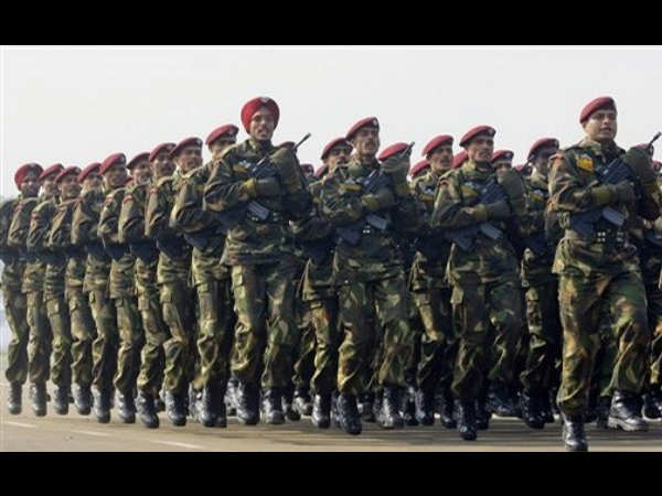 தற்காலிகமாக 10,000 வீரர்கள்