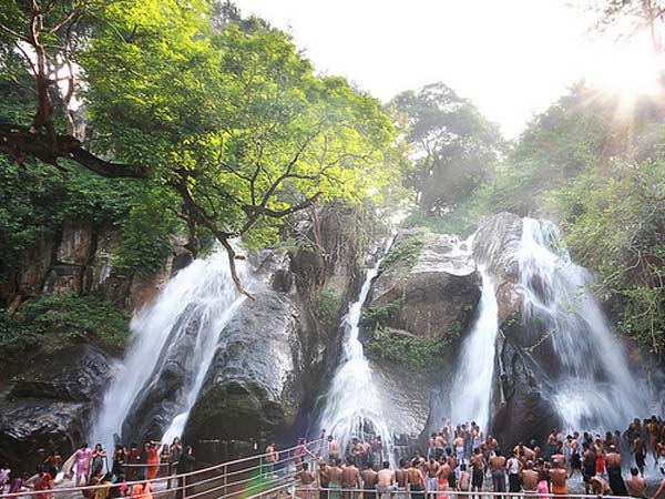 அருவிகளில் குவியும் ஐயப்ப பக்தர்கள்