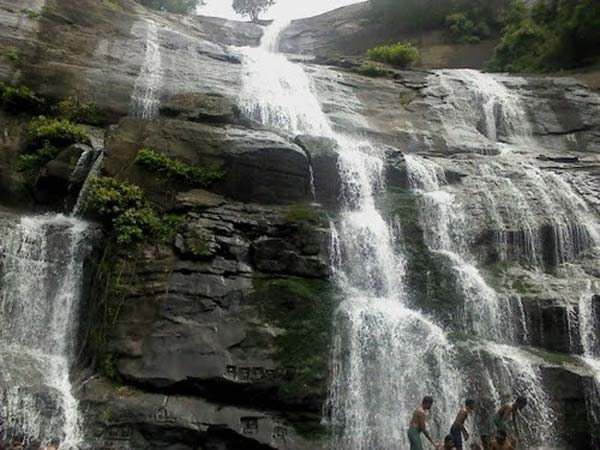 மாலையில் மின்வெட்டு..பக்தர்கள் தவிப்பு