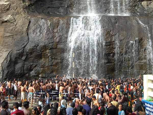 குவியும் சுற்றுலாப் பயணிகள் குவியும் சுற்றுலாப் பயணிகள்