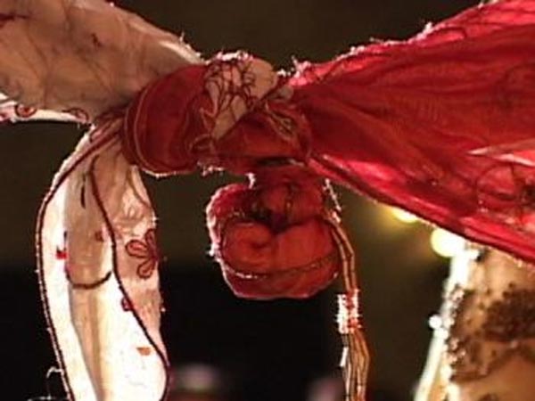 ஓடும் ரயிலில் சந்தோஷ திருமணம்