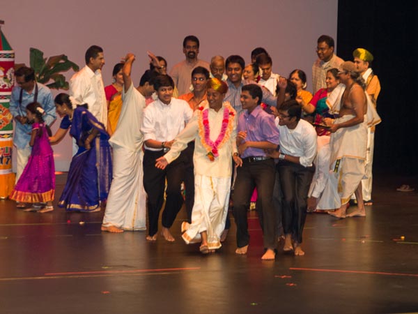 எட்டுக்குள்ளே உலகம் இருக்கு