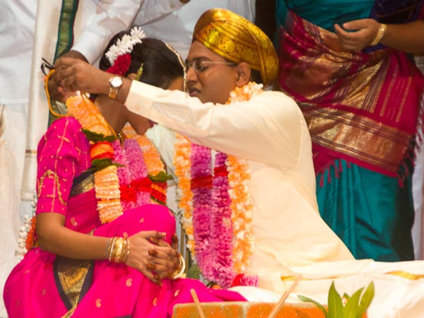 மேடையில் நடந்த திருமணம்