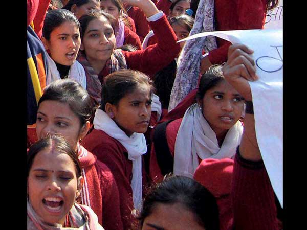 மிரட்டப்படும் சிறுமிகள்