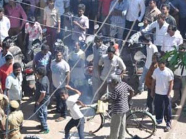 ஜெ குறித்த கட்டுரை: நக்கீரன் அலுவலகம் மீது அதிமுகவிர் தாக்குதல்!