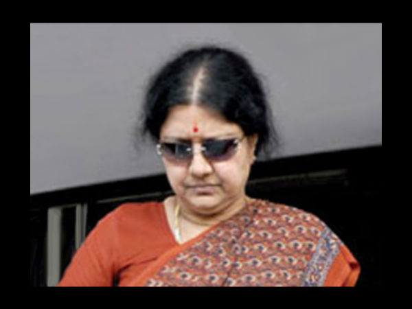 வலது காலை எடுத்து வைத்து மீண்டும் கார்டனுக்குள் நுழைந்தார் சசிகலா