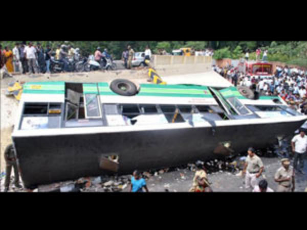 அண்ணா சாலையி்ல் பயங்கரம்: மேம்பாலத்திலிருந்து பஸ் கவிழ்ந்தது