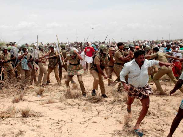 கூடங்குளத்தில் கலவரம், போலீஸ் தடியடி, கண்ணீர்ப் புகை குண்டு வீச்சு