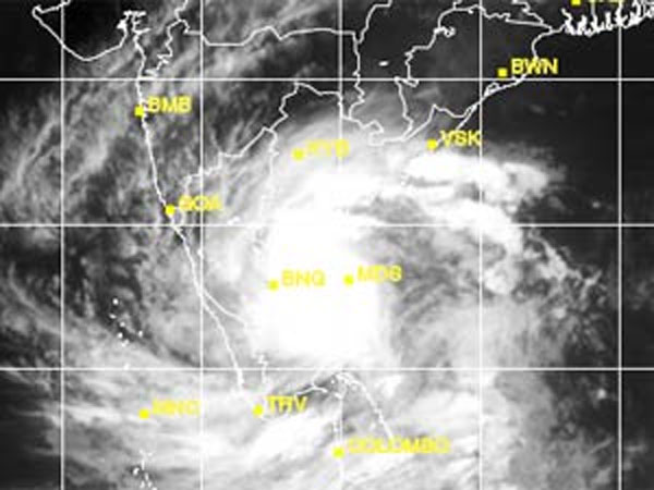 சென்னையை பயமுறுத்திய நிலம் புயல்