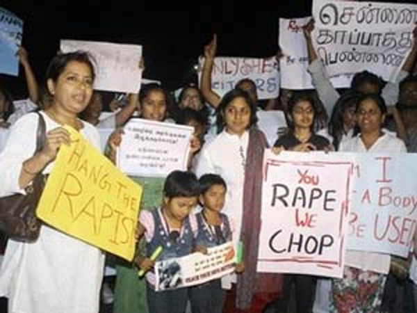 நள்ளிரவில் மெரினா பீச்சில் நடிகை ரோகிணி போராட்டம்