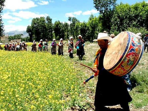சீனாவில் கேக் பறிமாற்றம்