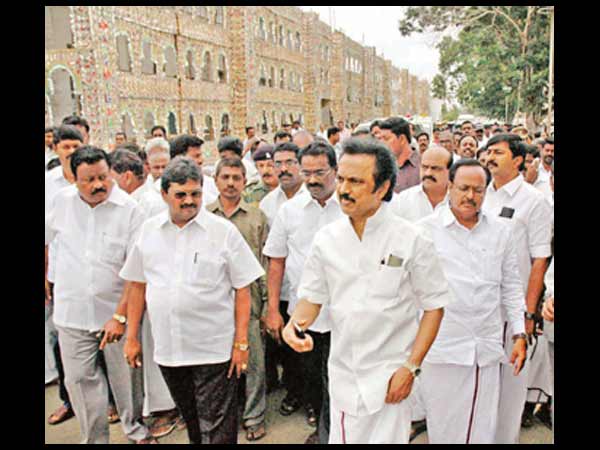 ஸ்டாலின்- அழகிரி ஆதரவு கோஷ்டிகள்