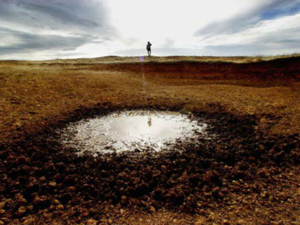 கறுப்பு சேலை அணிந்த பெண்கள்