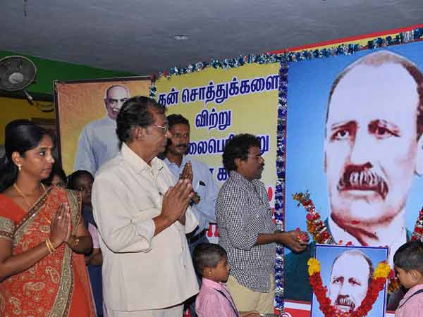 காவல் தெய்வமாக நிற்கிறார்