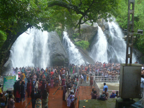 குற்றாலத்தில் குவிந்த பயணிகள்