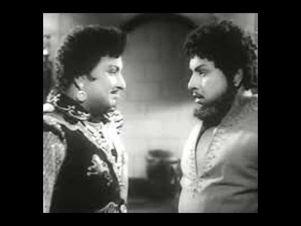 ஆண்டவனே என்றழைக்கும்எம்.ஜி.ஆர்