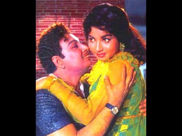 காலில் விழுந்த எம்.ஜி.ஆர்