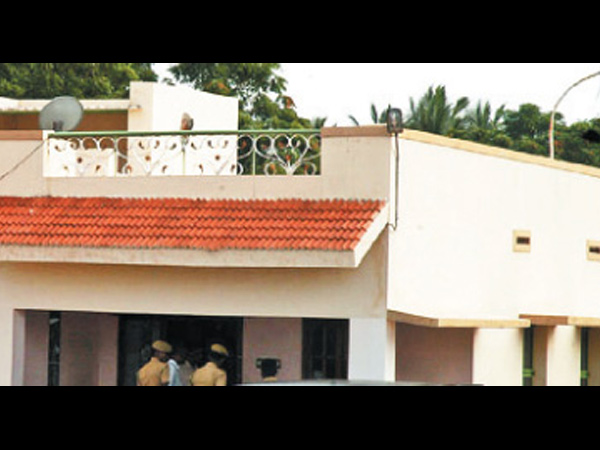 பேட்ஜ் இல்லாமல் வந்த போலீஸார்