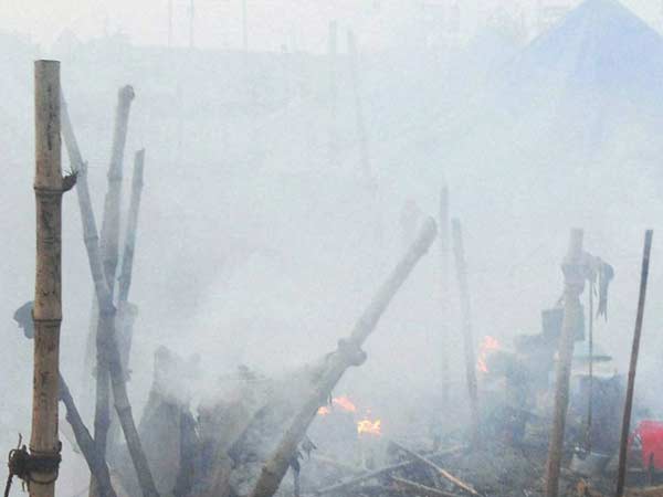 திடீரென தீப்பிடித்த குடிசை