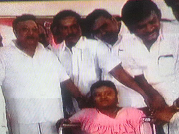 கேக் வெட்டிய அழகிரி.. கை தட்டிய காந்தி