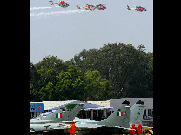 சாகஸம் காட்ட கிளம்பிய ஹெலிகாப்டர்கள்: