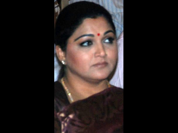குஷ்பு மீது பாய்ந்த செருப்பு, வாட்டர் பாட்டில்