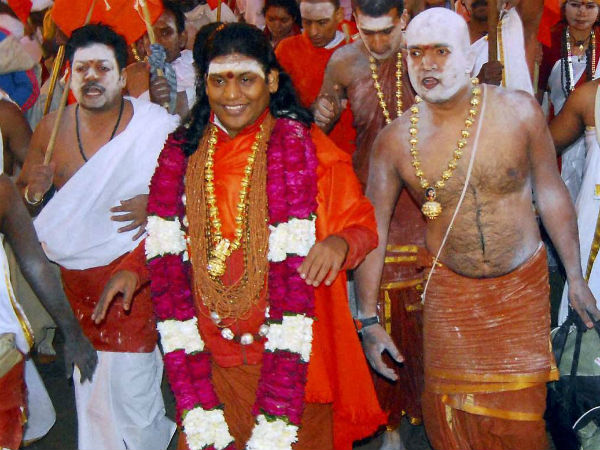 வாட்ச்மேன் டிரஸ்ஸுக்கு தனிக் காசாம்