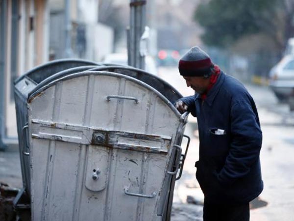 குப்பைத் தொட்டியில் உணவு