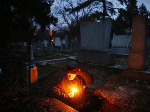 மெழுகுவர்த்தி வெளிச்சத்தில்