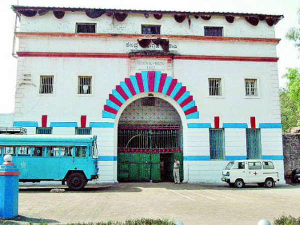 தனிமைச் சிறையில்