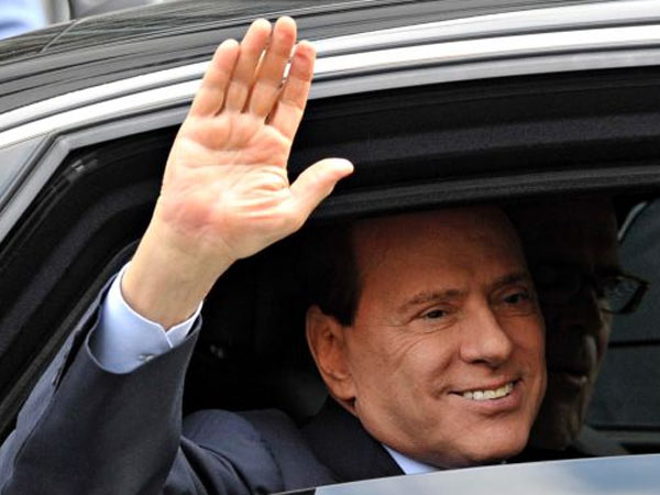 ஓட்டுப் போட வந்த பெர்லுஸ்கோனி