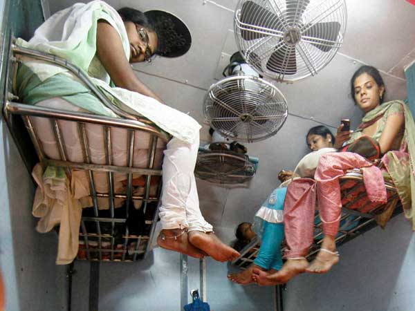 தனியாக பயணம்