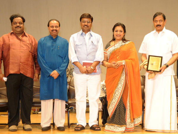 மனைவியுடன் வந்த பாக்யராஜ்