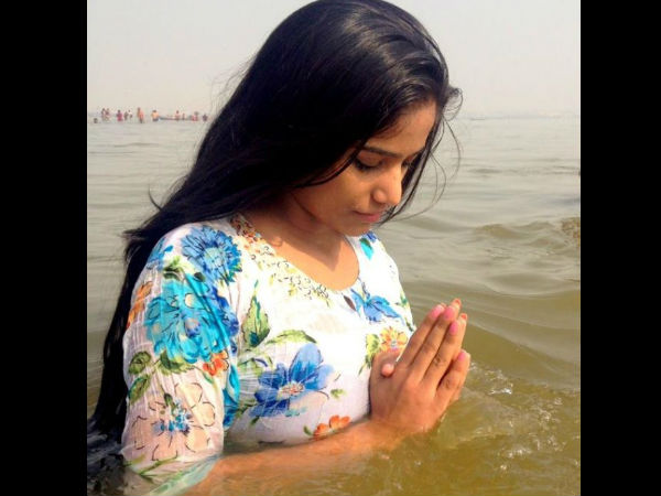 பூனம் பாண்டேவும் புனித நீராடினார்