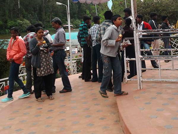 அலைமோதும் பயணிகள்