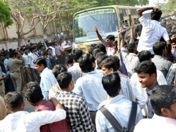 சாலைமறியலில் மாணவர்கள்