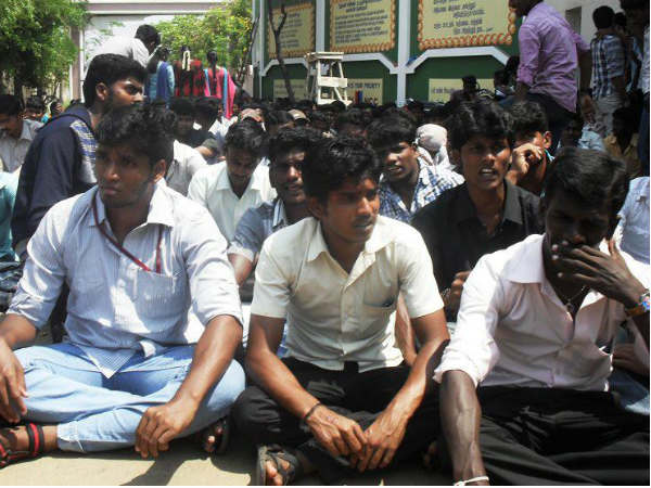 எப்படி அடக்கினாலும் நிற்க மாட்டோம்