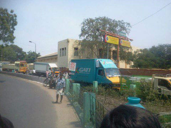 5 மணிநேரம் போக்குவரத்து பாதிப்பு
