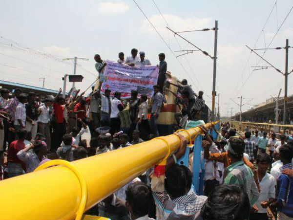ரயில் மறியலில் வாக்குவாதம்