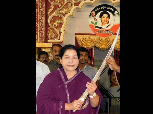 தானைத் தலைவி, வீரத் தமிழ் வடிவம், தேசத்தின் நம்பிக்கை நட்சத்திரம்